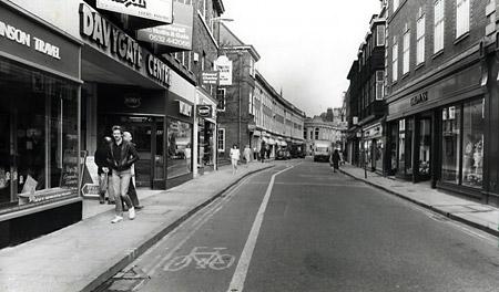 Davygate in 1986 with the Davygate Centre and Wimpy on the left.