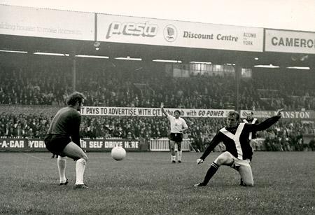 30/08/75 - York City 1, Bolton Wanderers 2: One against one as Jimmy Seal stabs the ball at Bolton 'keeper Siddall only to be given offside once again.