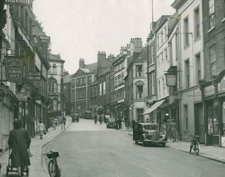 Micklegate in 1950.  On the right, The Pack Horse Hotel, and on the left, the Crown Hotel and the Commercial Cromwell Hotel. 