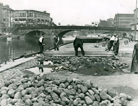 Workmen re-cobbling King's Staith in 1958.