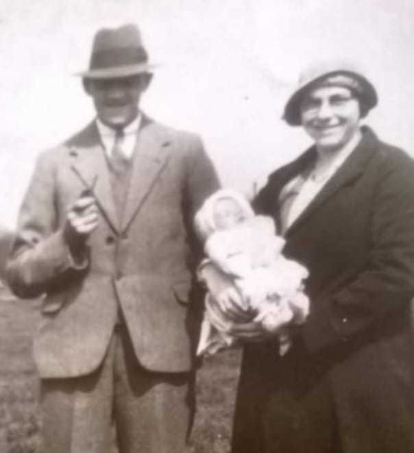 Lynnes mum Jean Mason with parents Flo and Bertie Mason in 1932