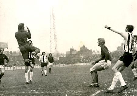 20/11/71 - York City 4, Grimsby Town 2 (FA Cup Round 1): Wainman catches a City shot.