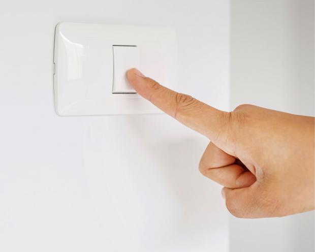 یورک پرس: در هنگام قطع برق، وسایل برقی، کلیدها و پریزها را خاموش کنید تا از نوسانات برق در هنگام بازیابی برق جلوگیری کنید.  عکس: Canva
