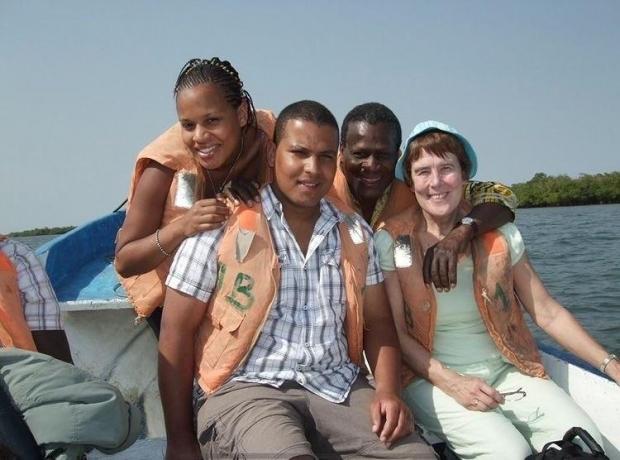 یورک پرس: جواهرات یورک مرگ مپین و وب: ادای احترام به خانواده.  عکس خانوادگی دیاتا، تیبا، سام، جورج و جودی که در سنگال گرفته شده است