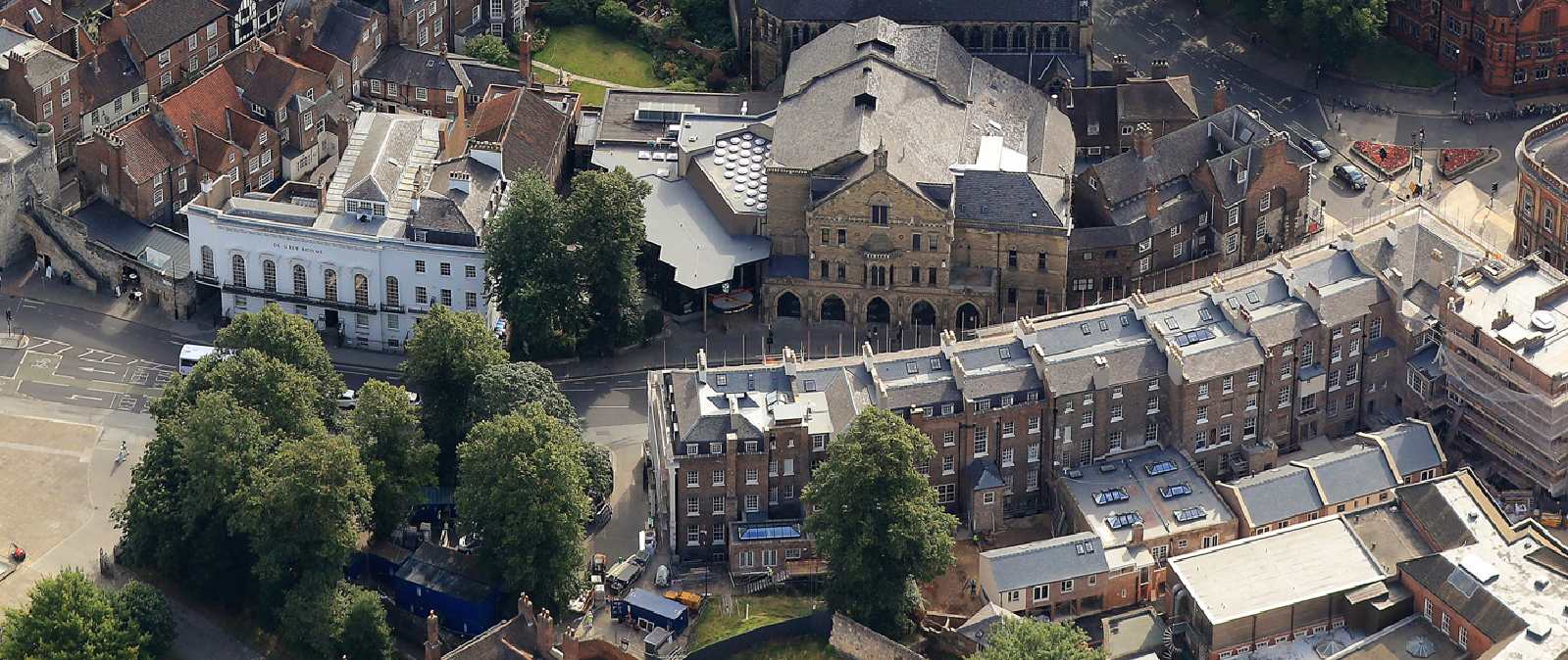 Luftaufnahme der De Grey Räume (weißes Gebäude) links neben dem York Theatre.