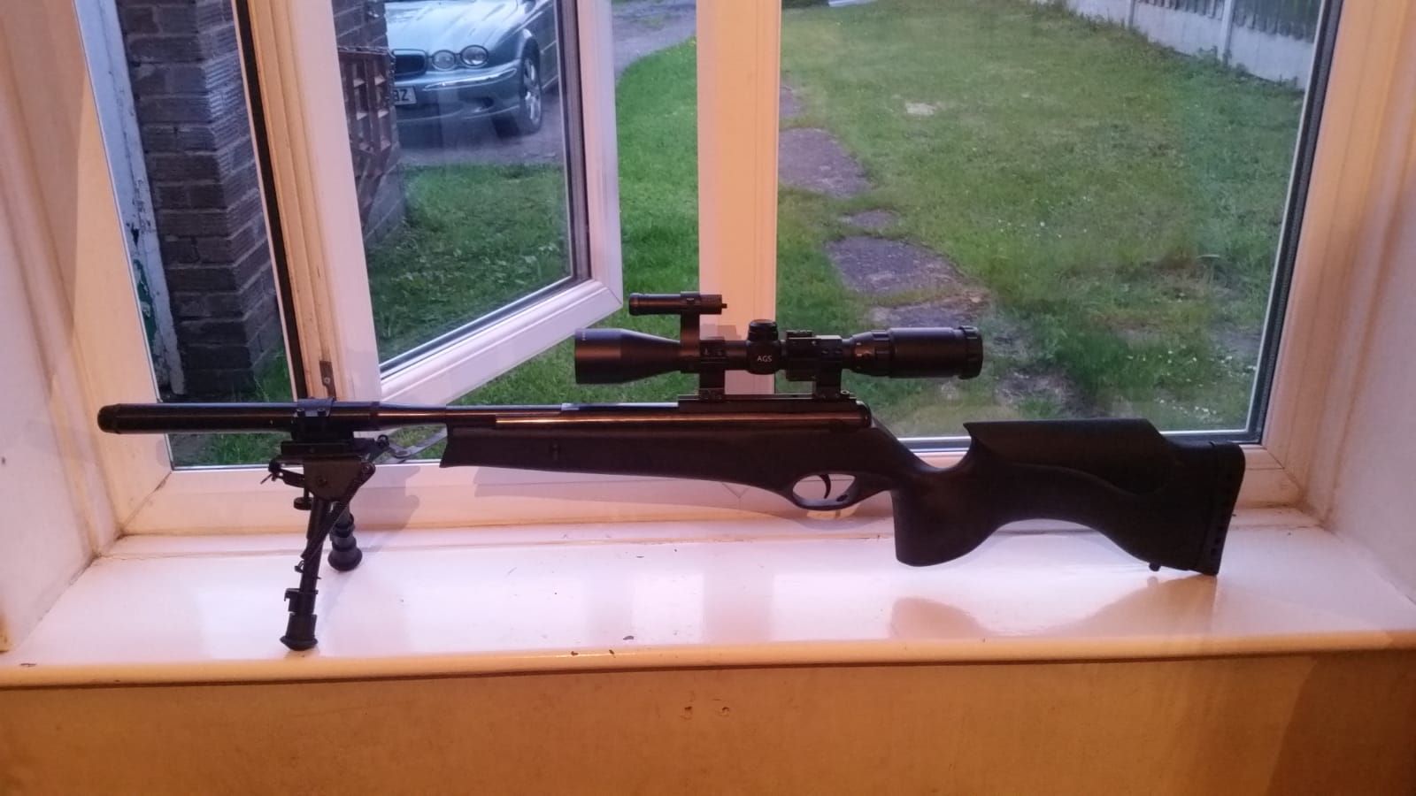 A replica assault rifle found at Darren Reynolds home Pic from Counter Terrorism Police