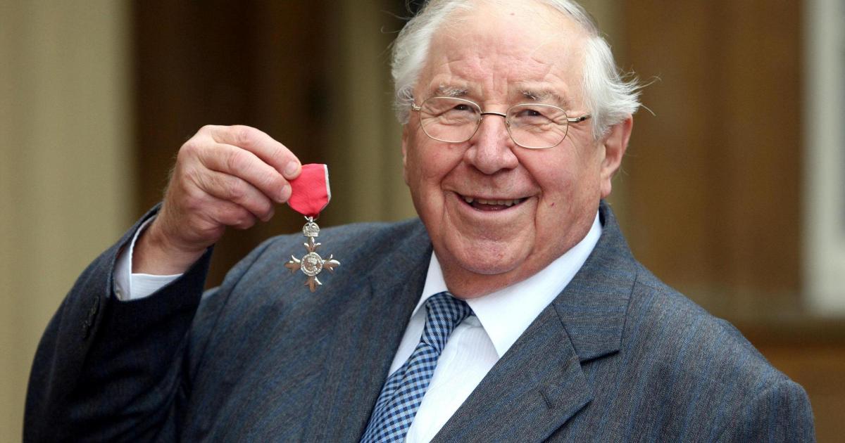 Antiques Roadshow porcelain expert Henry Sandon dies aged 95 - Vimarsana News