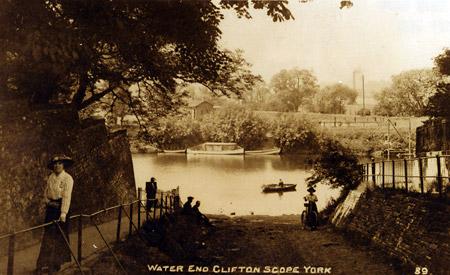 Water End to Clifton Ferry in the early 1900s. Despite proposals for a permanent bridge, this didn't not take place until 1963.