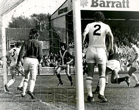 14/09/74 - York City 0, Sunderland 1: A near miss for City at Bootham Crescent. Barry Swallow gets his head to a corner from Barry Lyons but Ron Gutherie, the Sunderland left back, brushes the ball round the post for a corner as Chris Jones races in.