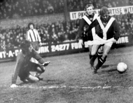 31/01/75 - York City 3, Sheffield Wednesday 0: City forward Barry Lyons wrong foots Sheffield Wednesday goalkeeper Peter Fox after fastening on to a pass from full back Jimmy Quinn.