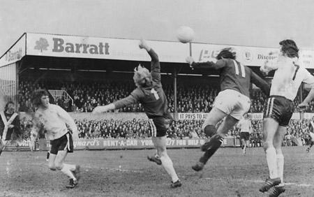 22/03/75 - York City 3, Fulham 2: Mellor, the Fulham 'keeper, and Ian Butler the City wingman, in a flying duel for the ball.