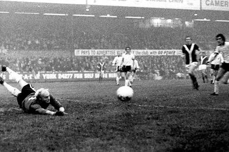 15/11/75 - York City 1, Fulham 0: Mellor goes down to save a fierce shot from Lyons (out of picture) with Jimmy Seal running in.