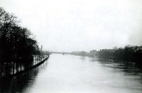 23/03/47 (9.15am) View of River Ouse from Lendal Bridge. Scarborough railway bridge in background.
