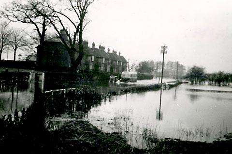 22/03/47 (5.45pm) Pullman bus struggling to make its way through the flood water. North Cottages in the background.