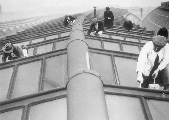 Workmen repairing the roof of York Railway Station in 1934.
