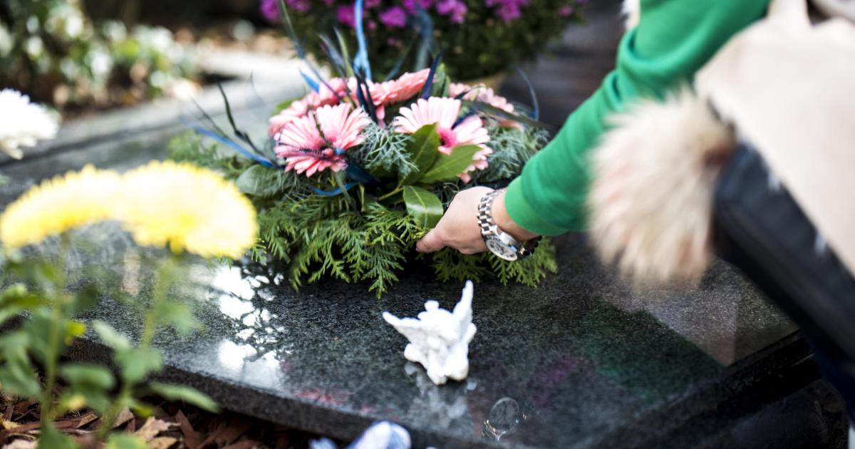 Father's plea after heartless thief stole flowers from daughter's grave